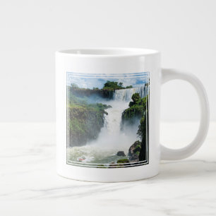 Iguazu-Wasserfälle umgeben von Dschungel Jumbo-Tasse