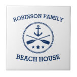 Ihr Beach House Familienname Anchor Oars Stars Fliese<br><div class="desc">Stilvolle Keramik-Fliesen mit personalisiertem Familiennamen oder anderen Texten,  ein individueller nautischer Bootsanker mit gekreuzten Rudern und Sternen in Marineblau auf Weiß oder wählen Sie Hintergrundfarben,  um Ihre Einrichtung.</div>