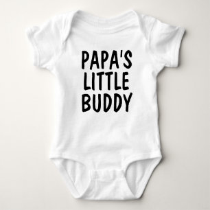 Ihr benutzerdefinierter Text Papas kleiner Buddy Baby Strampler