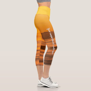 Ihr benutzerdefinierter Text überwindet nebelige L Capri Leggings
