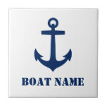 Ihr Bootsname oder Familienname Anker Navy Blue Fliese<br><div class="desc">Stilvolle Kacheln mit personalisiertem Bootsnamen, Familienname oder anderen Texten, ein individueller nautischer Bootsanker in Marineblau auf Weiß oder wählen Sie die Hintergrundfarben, um Ihre Dekoration anzupassen.</div>