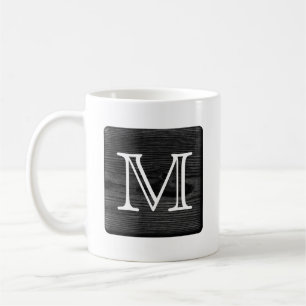 Ihr Buchstabe-Monogramm. Bild des schwarzen Holzes Tasse