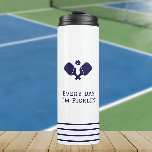 Ihr eigenes Pickleball-Angebot oder Sprichwort Thermosbecher (Pickleball quote thermal tumbler travel mug for him with a pickelball court in the background)