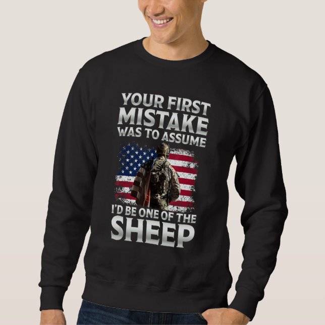 Ihr erster Fehler war anzunehmen, ich wäre einer v Sweatshirt (Vorderseite)