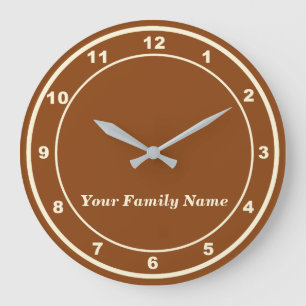 Ihr Familienname auf brauner runder Wanduhr