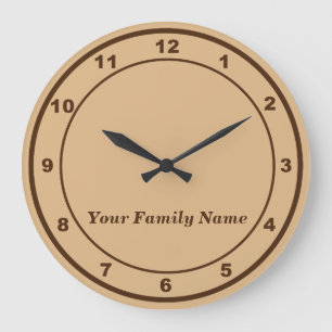 Ihr Familienname auf hellbrauner runder Wanduhr