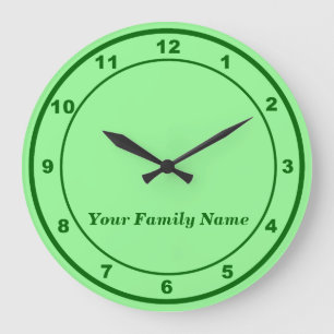 Ihr Familienname auf hellgrüner runder Wanduhr