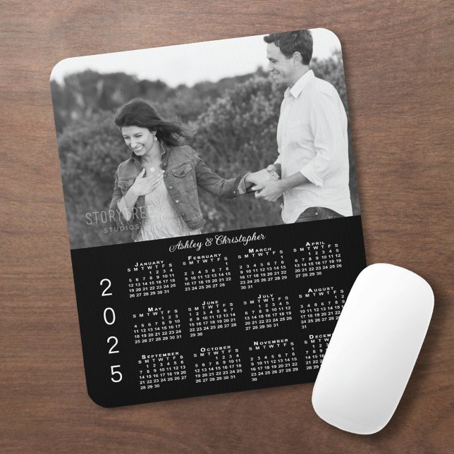 Ihr Foto benennt Personalisiert Black 2025 Calenda Mousepad (Your Photo Names Personalized Black 2025 Calendar Mouse Pad in situ)