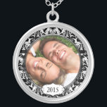 Ihr Foto Damask Hochzeitsszenario Versilberte Kette<br><div class="desc">Keepake Necklaces wählen Sie entweder Silber Platin oder Sterling Silver</div>