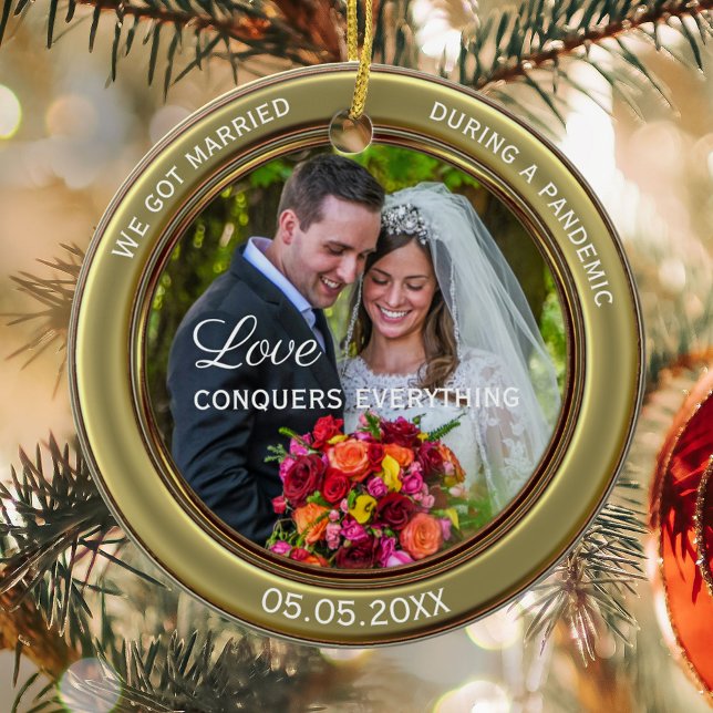Ihr Foto - Erste Weihnachten gemeinsam Keramik Ornament (Christmas ornament featuring your own custom photo framed by a stylish vintage green gold design)