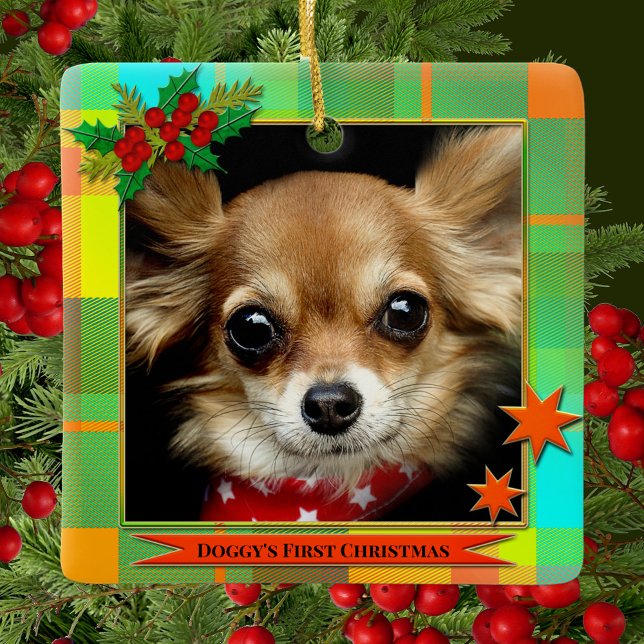 Ihr Foto Erste Weihnachten Kariert Keramikornament (Colorful plaid Christmas ornament featuring a cute image of a chihuahua or your custom (pet) photo)