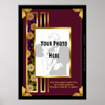 Ihr Foto in einem Burgund Art Deco Imitat Poster<br><div class="desc">Dieses 20"x28" glänzende Poster-Template zeigt Leslie Sigal Javorek’s Gemälde eines Art-Déco-Stilrahmens aus den 30er Jahren in einer kräftigen Burgundy-Farbe mit Blumen- und Goldakzenten, die Ihr hochgeladenes Foto und Ihre personalisierte Bildunterschrift mit einbezieht. Was für ein cooles Geschenk für Paare wie Foto, Hochzeit, Jubiläum oder für Ihre Selfy, um Ihre Schlafzimmermauer...</div>