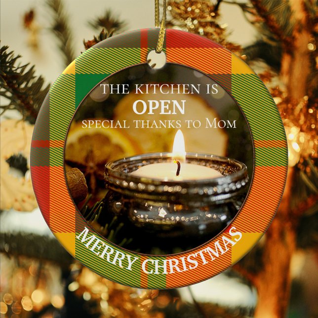 Ihr Foto Kariert Küche Personalisiert Weihnachten Keramik Ornament (A feel-good Christmas ornament featuring your own custom photo framed by a colorful plaid design)