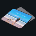 Ihr Foto Laptop-Sieb mit benutzerdefiniertem Text Laptopschutzhülle<br><div class="desc">Individuelle Foto- und Textklapperschlösser - Ihr eigenes Design mit Haustier-Hund - Personalisierte Familie / Freunde oder persönliches Laptop-Schnuppergeschenk - Foto und Text hinzufügen - Vergrössern und verschieben oder entfernen und ergänzen / Text mit Anpassungs-Tool ! Wählen Sie / fügen Sie Ihren Lieblings-Schriftart / Farbe / Größe! Sie können dieses Design...</div>