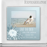 Ihr Foto Modernes Blumenblau Save the Date Magnet<br><div class="desc">Ein eleganter moderner Save the Date Magnet mit Ihrem eigenen Lieblings-Foto,  gerahmt von einem staubblauen Design mit Aquarell-Blume.</div>