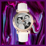 Ihr Foto Name Rose Gold Frauen Weiß Band Handgelen Armbanduhr<br><div class="desc">Diese elegante verglaste Rose goldene Armbanduhr ist mit einer weißen Band geschmückt und mit Ihrem Namen und Ihrem Foto personalisiert. Sie können den Namen einfach ändern und die Ziffernmarken löschen, falls gewünscht. Was für ein modernes Geschenk für eine Brautjungfrau, Trauzeugin, Brautparty, Abschluss, Muttertag, Geburtstag oder jeden anderen besondere Anlass. Alle...</div>