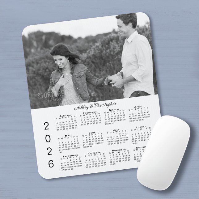 Ihr Foto Namen Personalisierter 2026 Kalender Mousepad (Your Photo Names Personalized 2026 Calendar Mouse Pad, in situ)