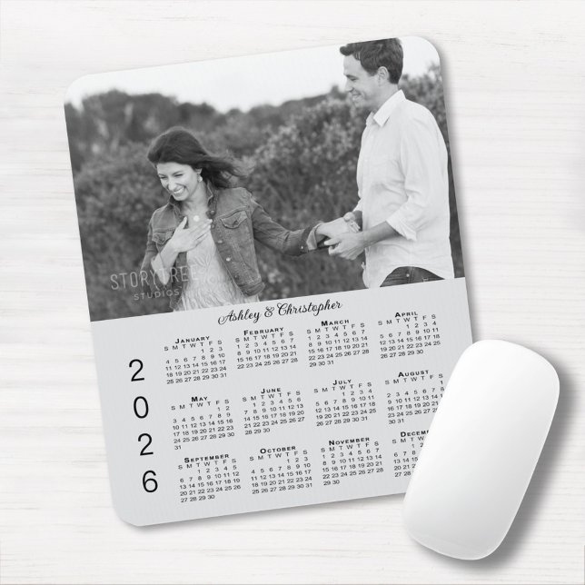 Ihr Foto Namen Personalisierter Grauer 2026 Kalend Mousepad (Your Photo Names Personalized Gray 2026 Calendar Mouse Pad, in situ)
