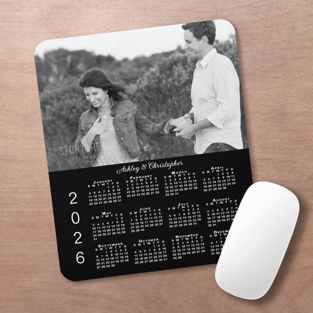 Ihr Foto Namen Personalisierter schwarzer Kalender Mousepad (Your Photo Names Personalized Black 2026 Calendar Mouse Pad, in situ)