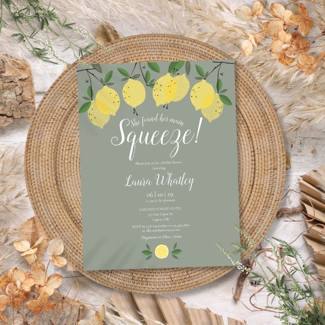 Ihr Hauptpresse Lemon Sage Green Brautparty Ankündigungspostkarte (Her Main Squeeze Lemon Sage Green Bridal Shower Announcement Postcard)