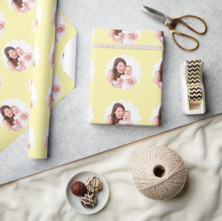 Ihr individuelles Foto in einer Blume auf hellgelb Geschenkpapier