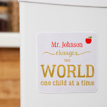 Ihr Lehrer nennt Goldtypografie-Zitat Magnet<br><div class="desc">Personalisiert "YOUR LEHRER verändern die Welt ein Kind nach dem anderen" nachdenkliche Typografie Zitat in Rot,  Gold und Weiß. Machen Sie ein nachdenkliches Dankeschön an Ihren Lehrer! — Bitte beachten Sie,  dass die Hintergrundfarbe verändert werden kann (nach Auswahl von CUSTOMIZE Option).</div>