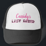 Ihr letzter Rodeo Disco Cowgirl Junggeselinnen-Abs Truckerkappe<br><div class="desc">Feiern Sie Bräute mit diesen Disco Cowgirl-Thema Junggeselinnen-Abschied personalisierten Hüte sein. Sie zeigen den lustigen Slogan "LAST RODEO" in schwarz-weiß Kuh verstecken gemusterte Buchstaben mit dem Namen der Braut oben in rosa Schrift Schrift.</div>
