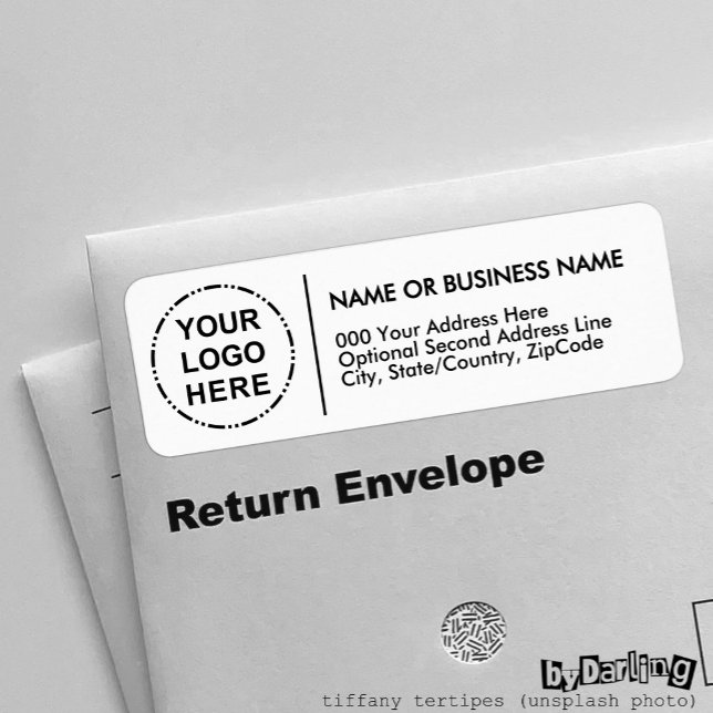 Ihr Logo Minimalistisch Moderne Design Rücksendead (Your Logo Minimalist Modern Design Return Address Label Sticker over envelope close up)