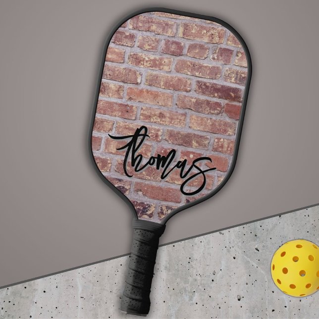 Ihr Name als Graffiti an einer Mauer aus rotem Zie Pickleball Schläger (Von Creator hochgeladen)