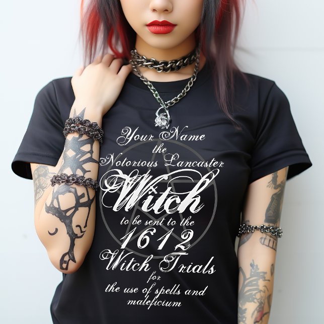 Ihr Name in notorischen Hexenprozessen schwarz-got T-Shirt (Join the Pendle Witch Trials this Halloween. Add your own Name and Date to reincarnate. Historical T)