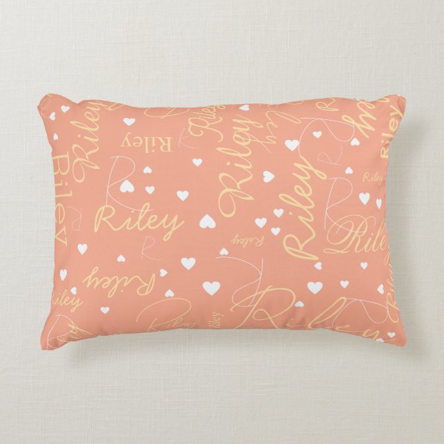 Ihr Name mit Initial & Hearts Peach Dekokissen (Vorderseite)