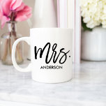 Ihr sehr eigenes Personalisiert Kaffeetasse<br><div class="desc">Gib ihr ihren ganz eigenen personalisierten Schlamm mit einer großen whimsikalen Typografie "Mrs." und ihrem Nachnamen. Eine passende Tasse steht auch dem Herrn zur Verfügung.</div>