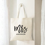 Ihr sehr eigenes Personalisiert Tragetasche<br><div class="desc">Geben Sie ihr eine ganz eigene personalisierte Tasche mit einer großen whimsikalen Typografie "Mrs." und ihrem Nachnamen. Eine passende Tasche steht auch dem Herrn zur Verfügung. Diese machen großartige Geschenke für Familienmitglieder,  Kollegen,  Lehrer,  Freunde und mehr.</div>