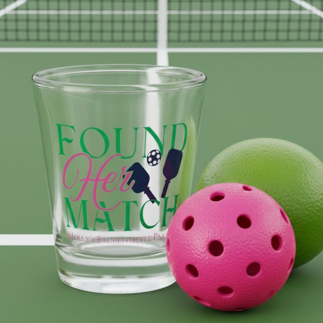 Ihr Spiel gefunden - Fun Pickleball Inspiriert Bri Schnapsglas (Celebrate love and friendly competition with this playful “Found Her Match” design!)