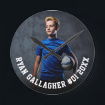 Ihr sportliches Foto | Personalisierte Uhr<br><div class="desc">Angepasste Runde Uhr mit Ihrem sportlichen Foto mit personalisiertem Namen, Spielernummer und Teamname, Schule, Stadt, Jahr oder Botschaft in fett gedruckter Kollegialtypografie. Geeignet für jedes Foto, jede Farbe, jedes Alter, jede Sportart. Testen Sie es, um zu sehen, wie es aussieht! Um weitere Änderungen vorzunehmen, geben Sie das Entwurfstool ein, falls...</div>