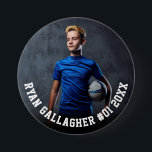 Ihr sportliches Foto | Schaltfläche "Personalisier Button<br><div class="desc">Benutzerdefinierter Button-Button mit personalisiertem Namen,  Spielernummer und Teamname,  Schule,  Stadt,  Jahr oder Botschaft in fett gedruckter Kollegialtypografie. Geeignet für jedes Foto,  jede Farbe,  jedes Alter,  jede Sportart. Testen Sie es,  um zu sehen,  wie es aussieht! Um weitere Änderungen vorzunehmen,  geben Sie das Entwurfstool ein,  falls erforderlich.</div>