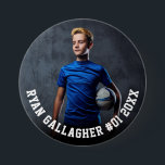 Ihr sportliches Foto | Schaltfläche "Personalisier Button<br><div class="desc">Benutzerdefinierter Button-Button mit personalisiertem Namen,  Spielernummer und Teamname,  Schule,  Stadt,  Jahr oder Botschaft in fett gedruckter Kollegialtypografie. Geeignet für jedes Foto,  jede Farbe,  jedes Alter,  jede Sportart. Testen Sie es,  um zu sehen,  wie es aussieht! Um weitere Änderungen vorzunehmen,  geben Sie das Entwurfstool ein,  falls erforderlich.</div>