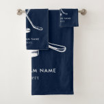 Ihr Team Name Eishockey Jede Farbe Navy Blau Badhandtuch Set<br><div class="desc">Passen Sie dieses Handtuch einfach an, indem Sie Ihren Team- oder Clubnamen hinzufügen, indem Sie auf den Button "Personalisieren" klicken. Sie können den Hintergrund, die Schriftart und die Patchfarbe ändern, indem Sie auf "Bearbeiten mit dem Design-Tool" klicken. Ideal für alle Clubs, Geschäfte oder Schulklassen. Bestellen Sie so viele oder weniger...</div>