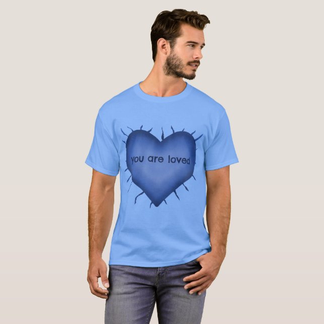 Ihr werdet geliebt - T - Shirt mit blauen Herzen (Vorne ganz)