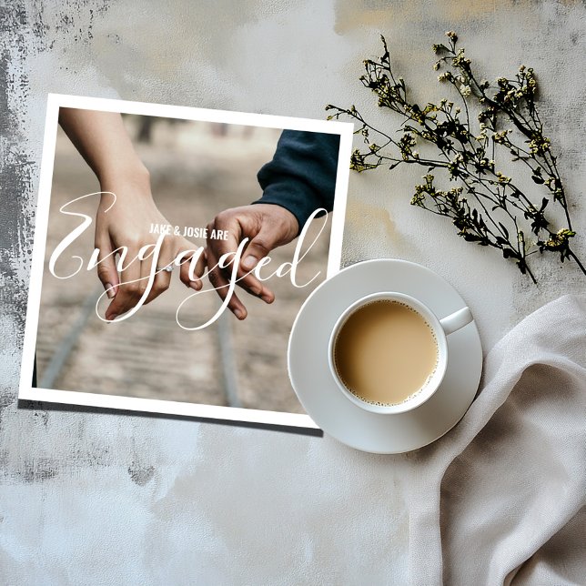 Ihre eigene Verlobung Foto Ankündigung Party-Karte (Full square photo and white border "engaged" photo card.)