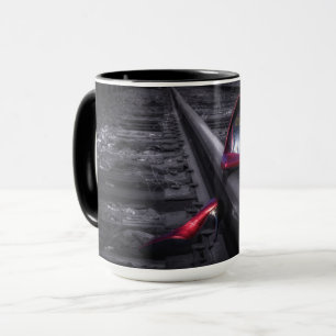 Ihre eigenen Bahnen roten hohen Heels herstellend, Tasse