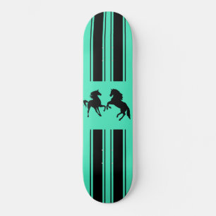 Ihre Farbskateboard mit schwarzen Pferden Skateboard