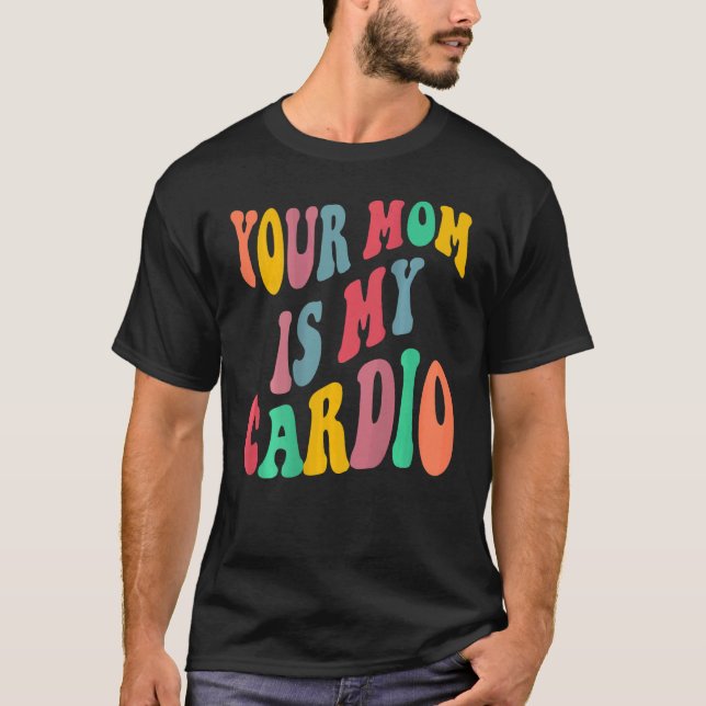 IHRE MAMA IST MEINE CARDIO Retro-Groovy auf der Rü T-Shirt (Vorderseite)