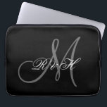 IHRE MONOGRAMM-INITIALEN | EINFACHES SCHWARZES GRA LAPTOPSCHUTZHÜLLE<br><div class="desc">EINFACHE, SCHWARZE HINTERGRUNDFARBE MIT GRAU-WEISS-MONOGRAMM-INITIALEN MACHT DAS ZU EINEM ELEGANTEN, STILEN WEG, IHREN FALL FÜR IHN ODER IHRE ODER NEWLYWEDS PERSONALISIEREN ZU KÖNNEN. ELKE CLARKE© FOR MONOGRAM GALLERY. BITTE KONTAKTIEREN SIE DEN BESITZER DER STORE FÜR ANDERE FARBEN.</div>