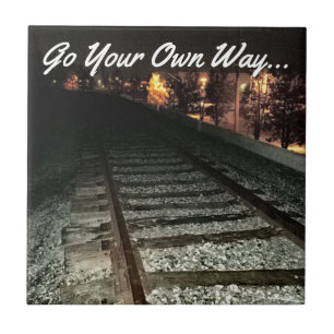IHREN EIGENEN WEG - Bahngleise bei Nacht Fliese
