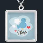 Ihrs Liebe-Vogel-Halskette Versilberte Kette<br><div class="desc">Das diesezusammenbringen sein und ihrs Liebevogelschmuck,  Halsketten,  T - Shirts,  T-Shirts,  Briefpapier,  Tassen und mehr Andenken machen den perfekten Tag des Valentines,  den Jahrestag oder das Hochzeitsgeschenk für die niedlichen Paare in der Liebe. Ein blauer Vogel umgeben durch Herzen und Wolken auf Kleid und Geschenke für ihn und sie.</div>