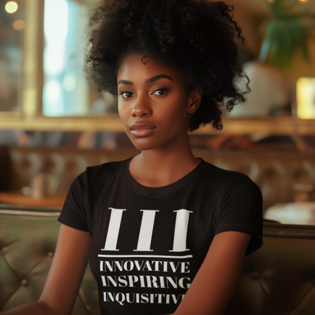III - Innovativ, Inspirierend, wissbegierig T-Shirt (Young black woman wears a "III: Innovative, Inspiring, Inquisitive" black t-shirt.)