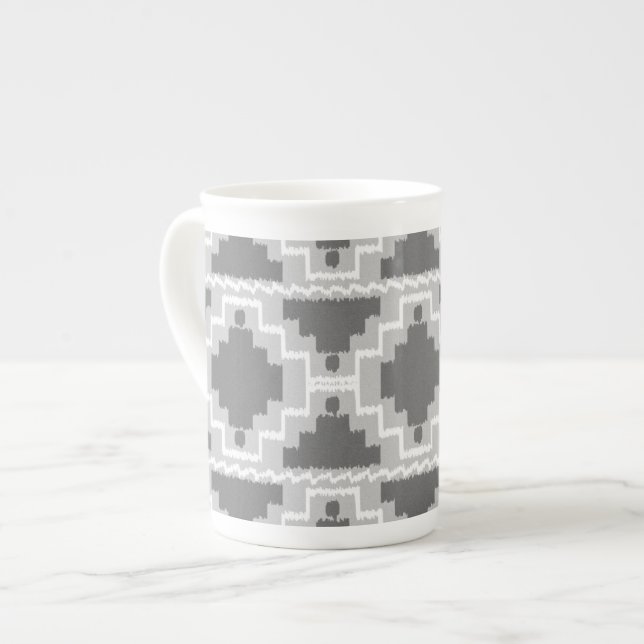 Ikat Aztec Muster - Dunkel und leicht grau / grau Prozellantasse (Vorderseite Links)