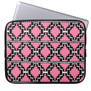 Ikat Aztec Muster - Fuchsienrosa, Schwarz und Weiß Laptopschutzhülle