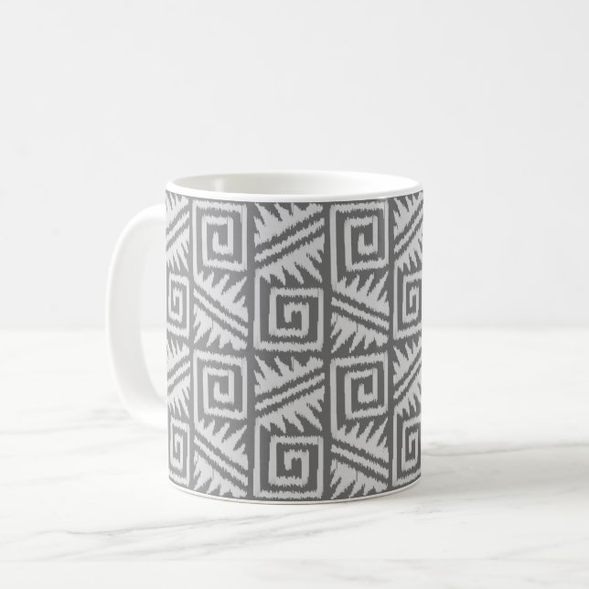 Ikat Aztec Muster - Schatten von Grau/Grau Kaffeetasse (Vorderseite Links)